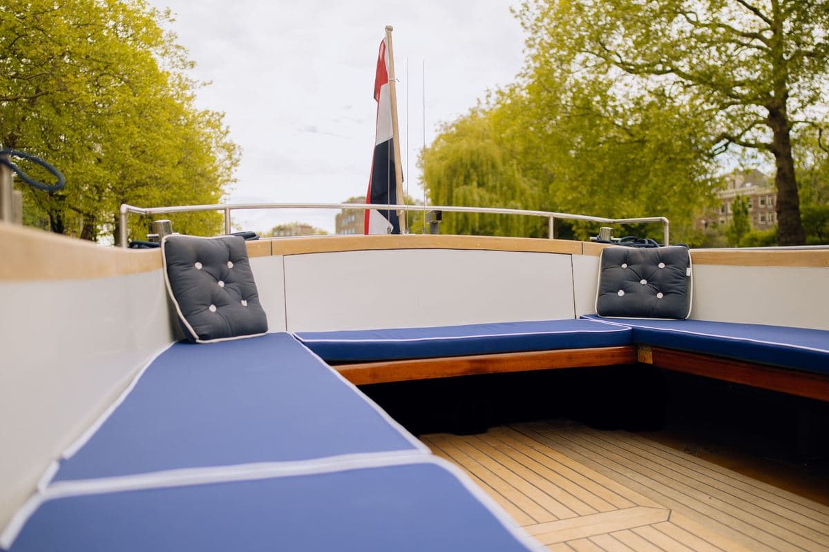 Gedekte tafel aan boord van de Club Amstel bakdekker