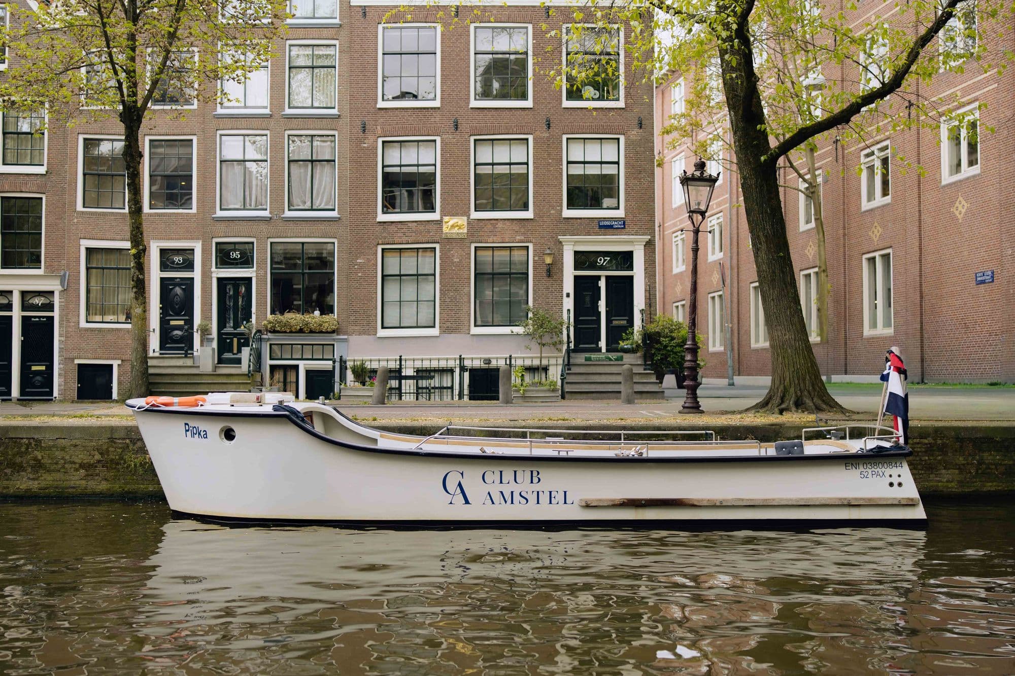 De Club Amstel bakdekker op de Amsterdamse grachten