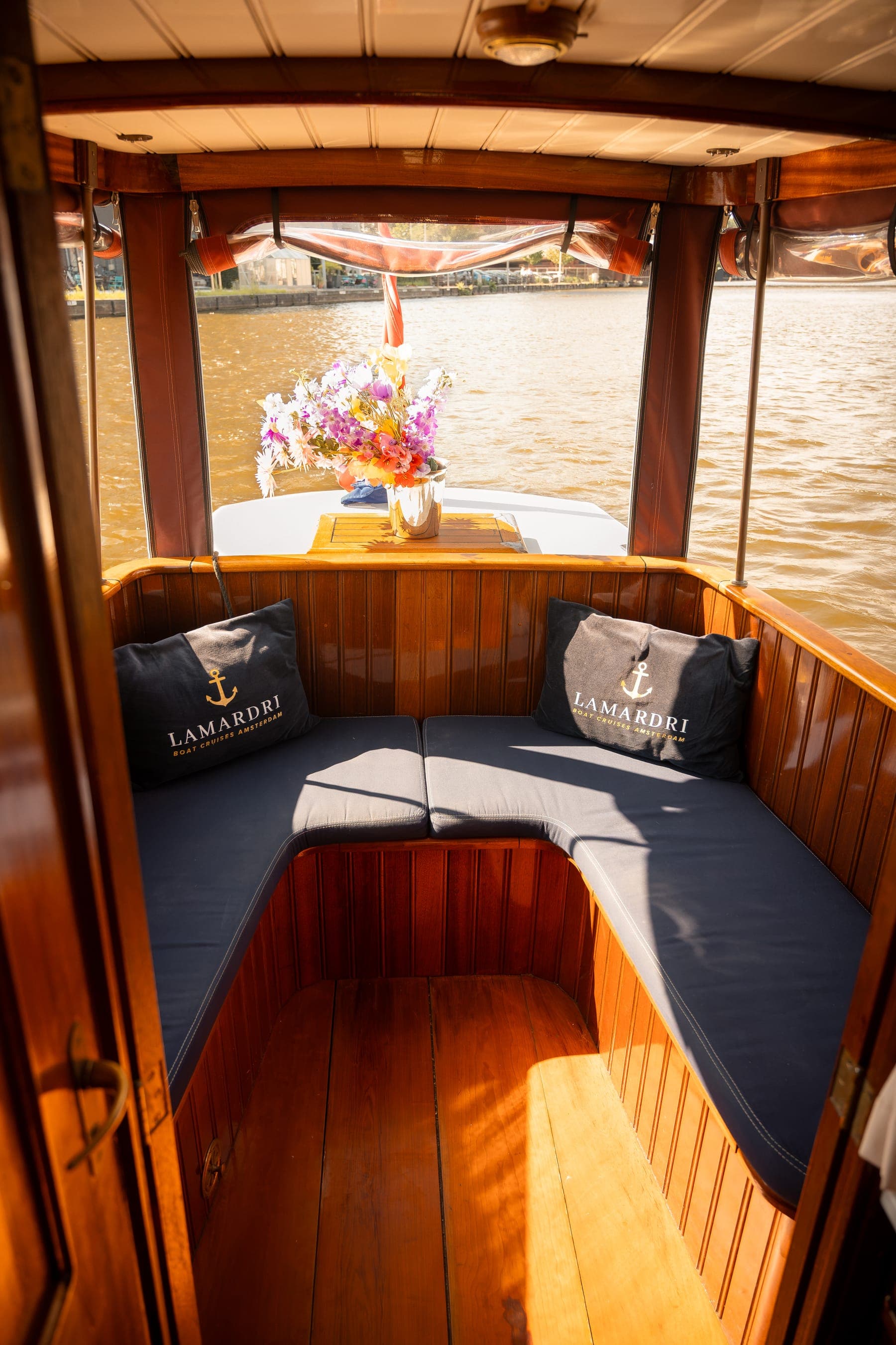 The seating area of the Dauphine with navy blue cushions and a bouquet on the table