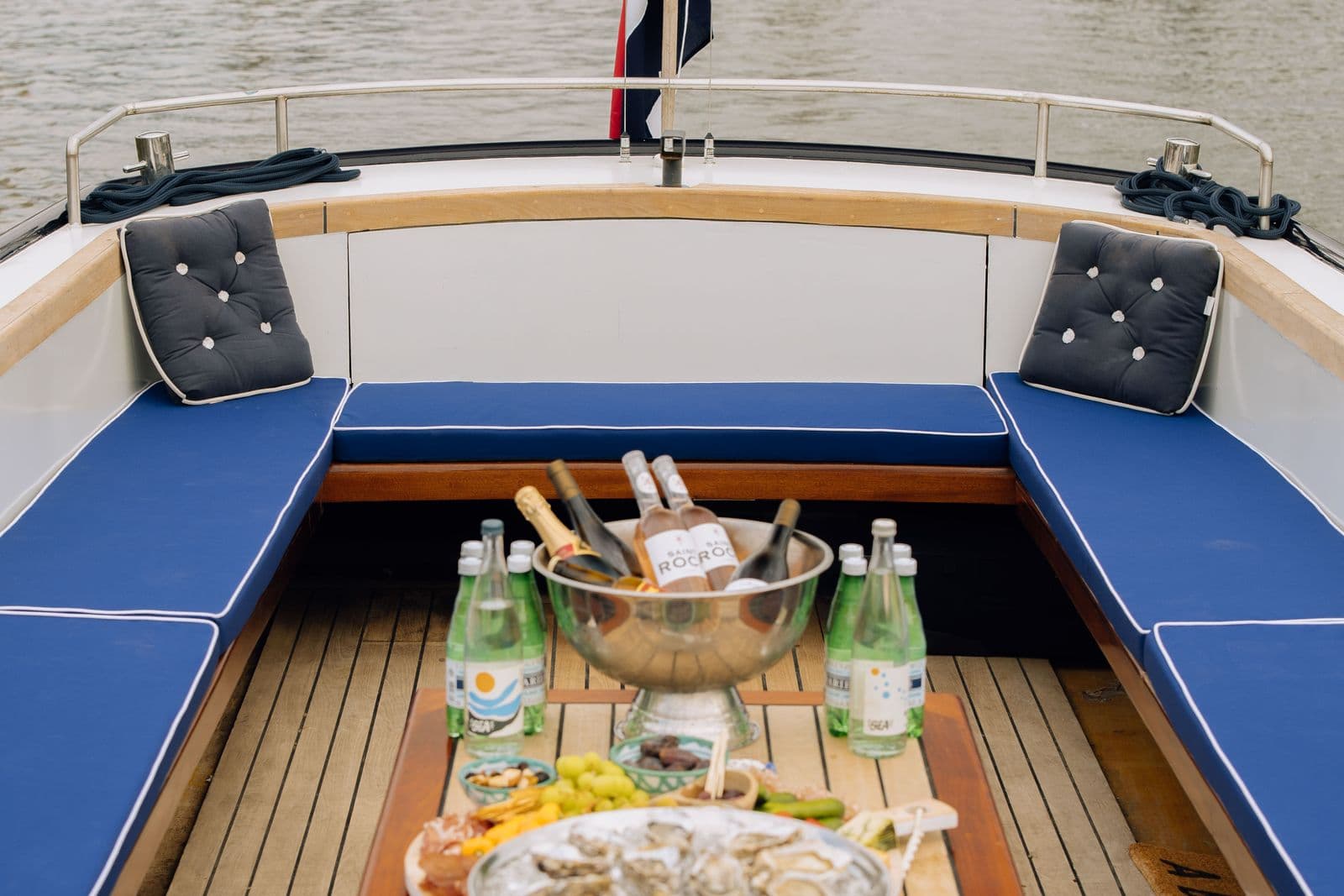 Champagne en oesters aan boord