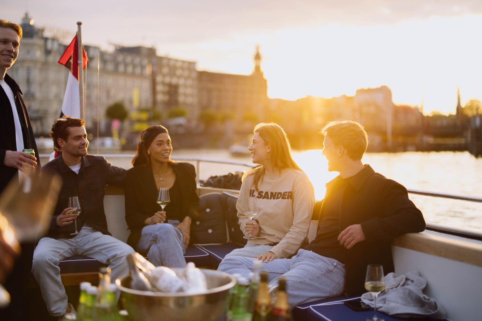 Gezelschap geniet van drankjes bij zonsondergang
