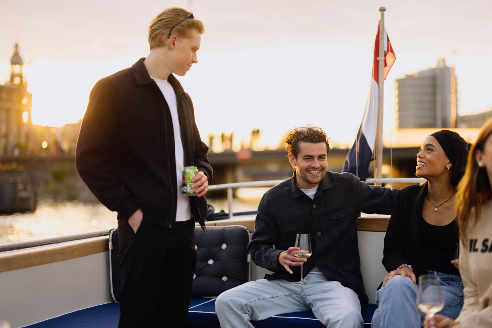 Relaxte sfeer aan boord bij golden hour